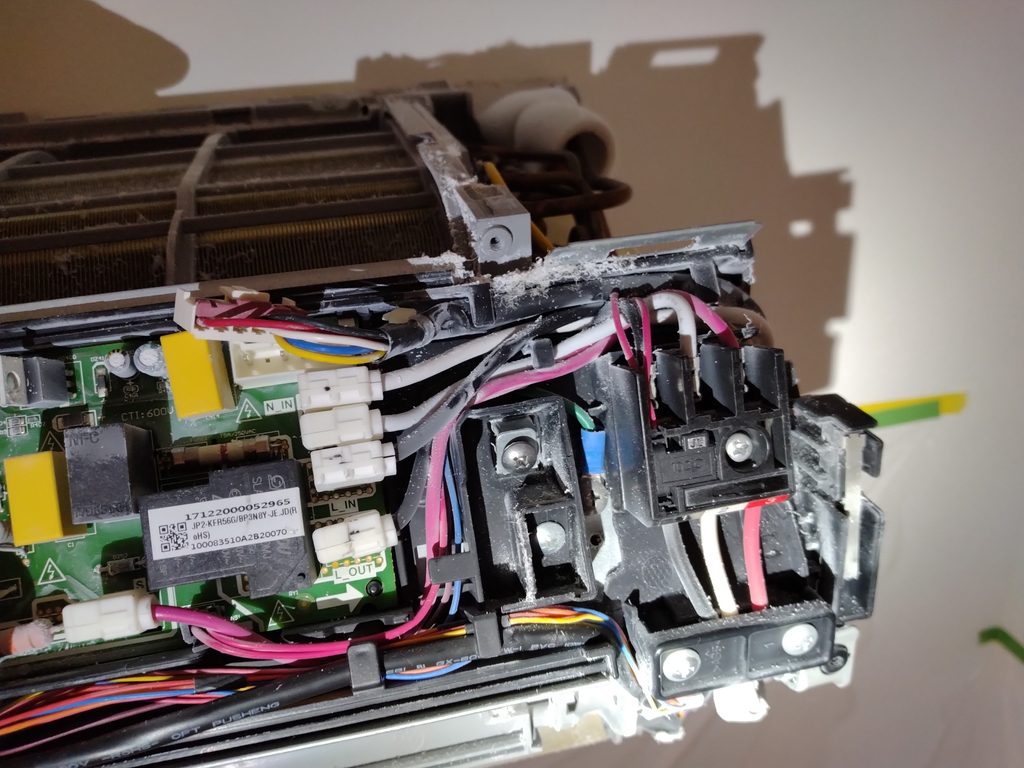 お掃除機能付きエアコン 難分解機種